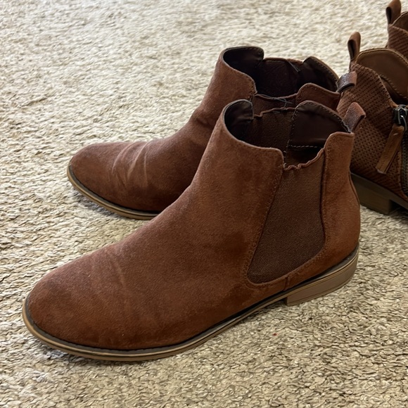 BOOTIES Universal Thread and Loft Outlet - Picture 6 of 7